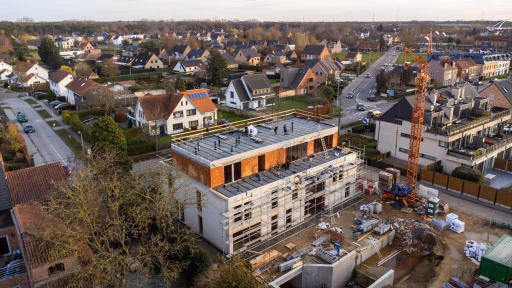 Luchtfoto van de nieuwbouwappartementen waar onze arbeiders roofing aan het branden zijn.