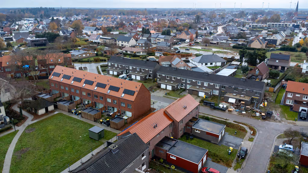 Luchtfoto van woonwijk waar we de houten dakstructuur vernieuwd hebben en nieuwe dakpannen geplaatst hebben.