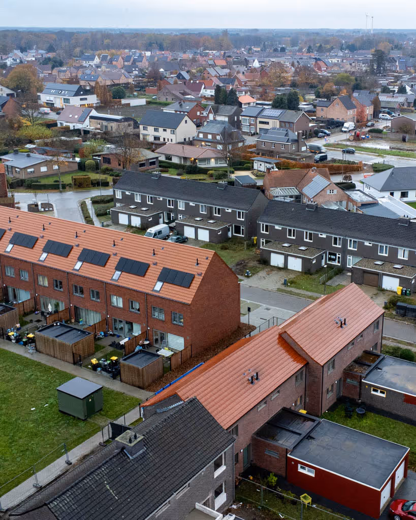 Luchtfoto van woonwijk waar we de houten dakstructuur vernieuwd hebben en nieuwe dakpannen geplaatst hebben.