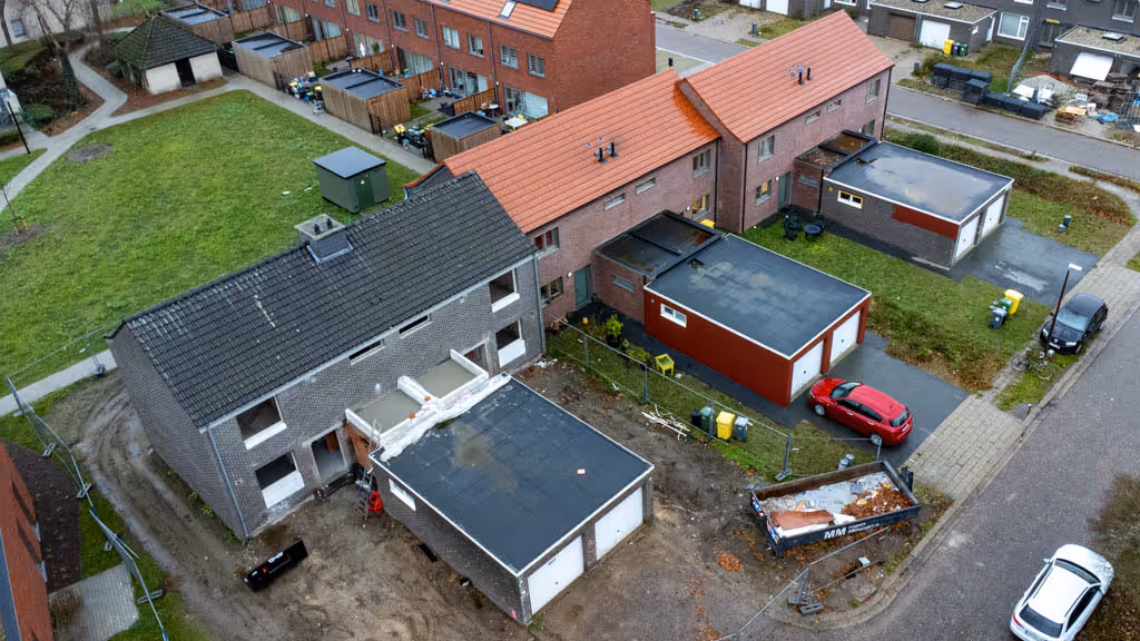 Luchtfoto van daken die reeds gerenoveerd zijn in combinatie met een hellend en plat dak dat we gaan voorzien van dakpannen en roofing.