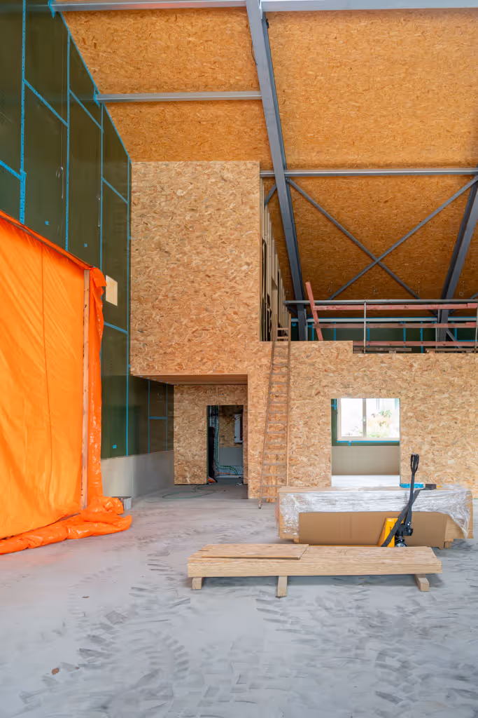 Binnenzijde van de nieuwbouwhal uit houtskelet met houten wanden en verdieping.