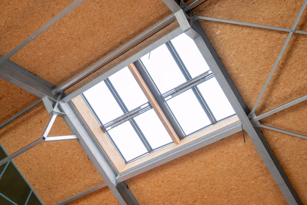 Dakraam ingewerkt in de houten dakopbouw.