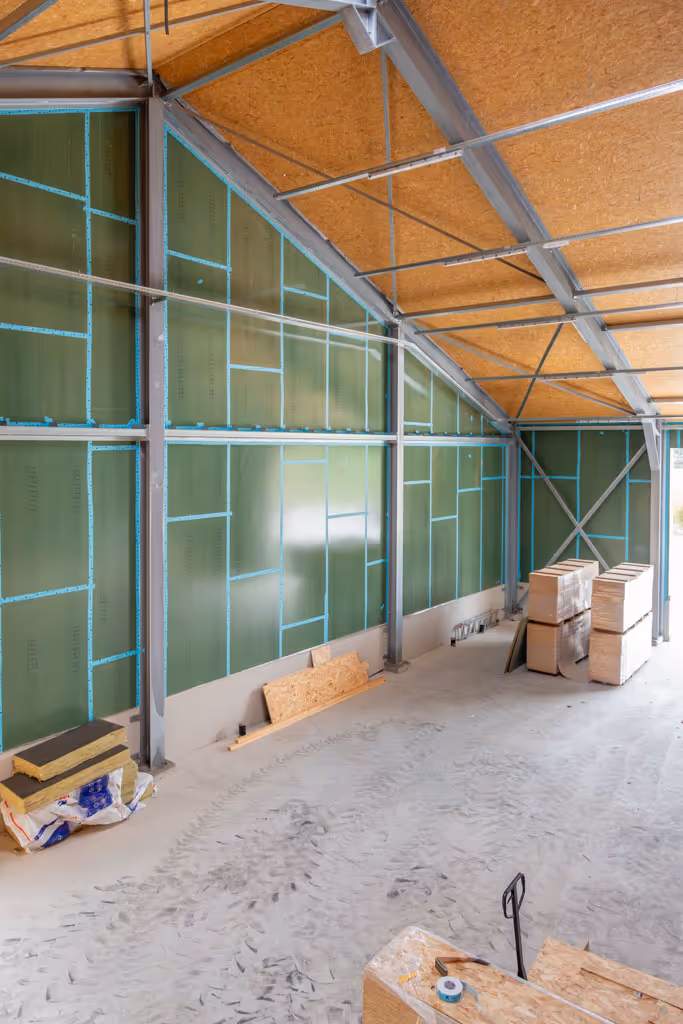 Binnenwand van de hal met dampremmende beplating.