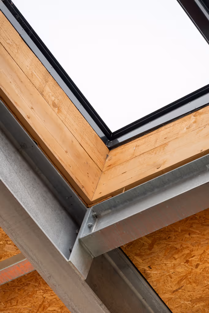 Detailfoto van een dakraam in een houten dakopbouw.