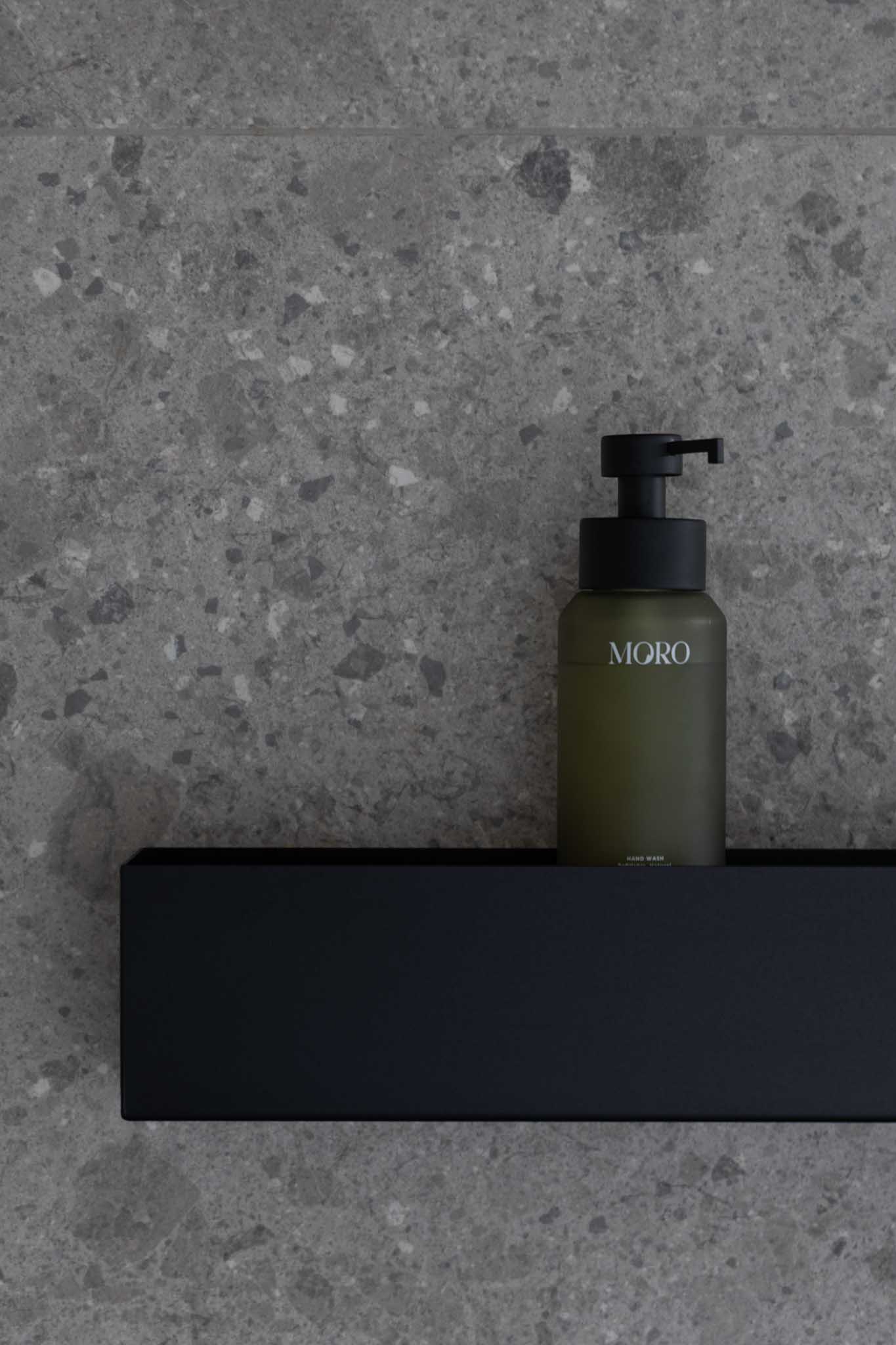 Moderne badkamer na renovatie met als detail de zwarte zeephouder.