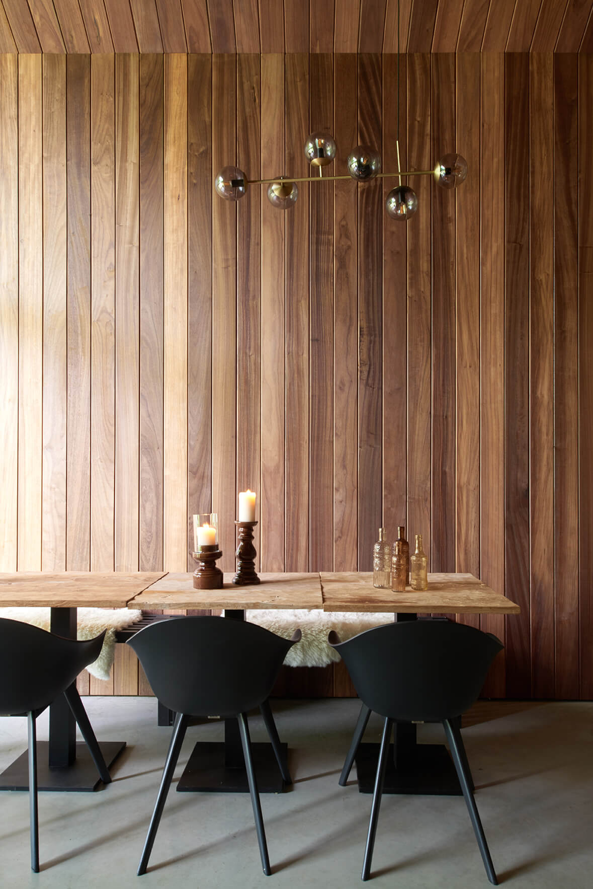 Interieur van houten tiny house met eettafel en binnenbekleding uit hout.