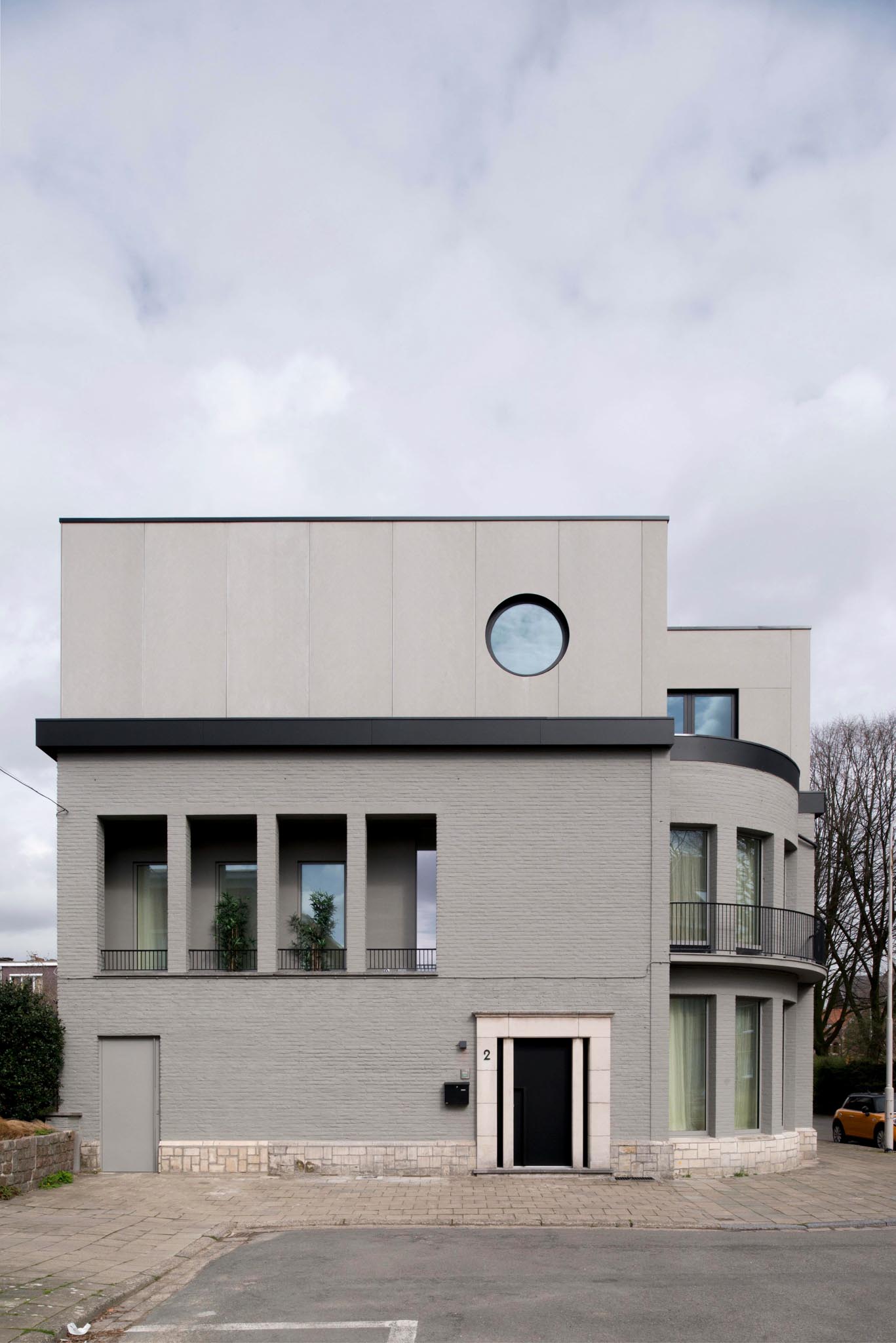 Buitengevel na totaalrenovatie, grijs geschilderd.