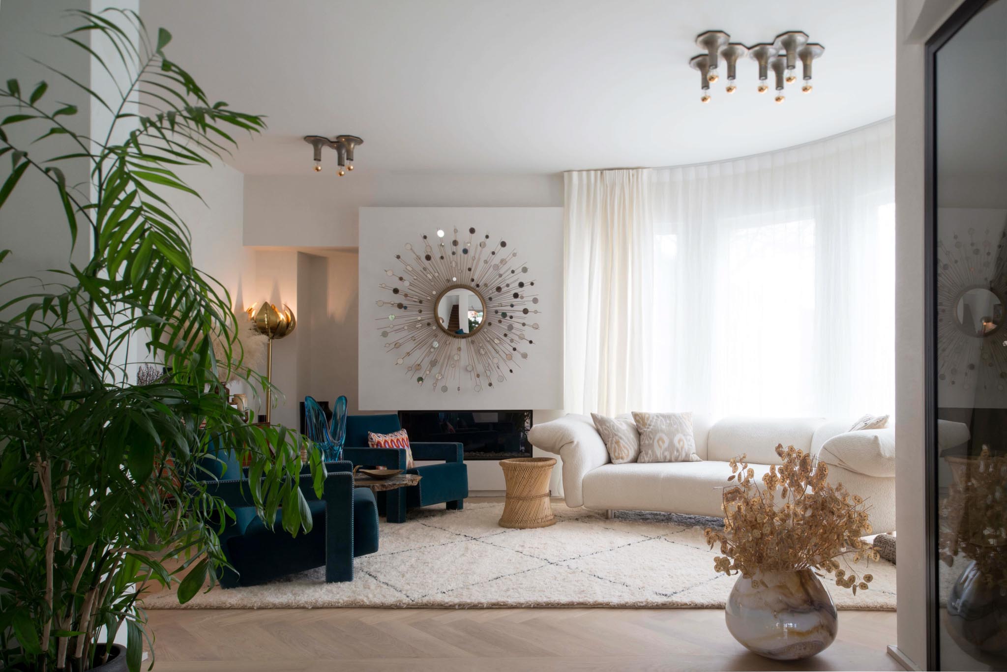 Lichtrijke woonkamer na totaalrenovatie met vernieuwde indeling, moderne inrichting en warme, tijdloze afwerking.