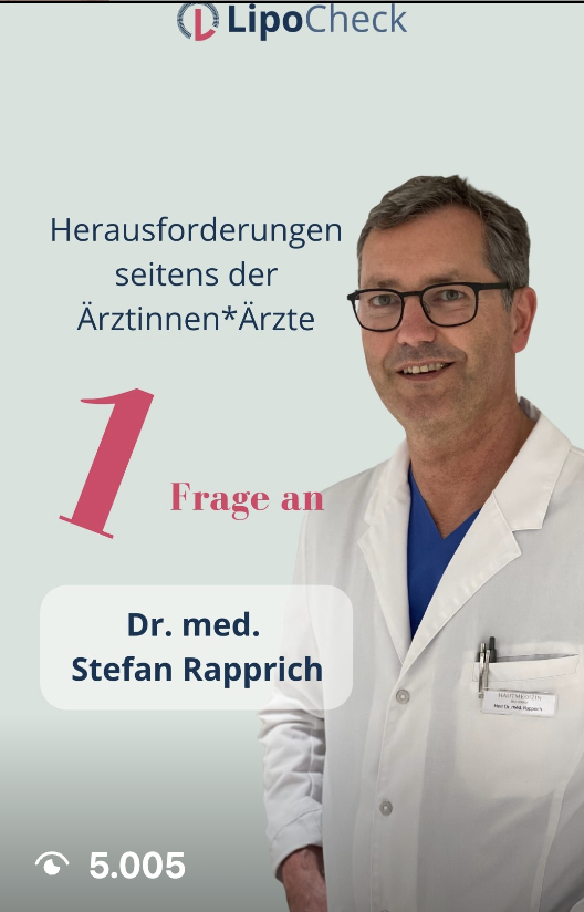 Dr. med. Stefan Rapprich in weißem Arztkittel und Brille lächelnd vor hellblauem Hintergrund mit Text zu Herausforderungen seitens der Ärztinnen und Ärzte.