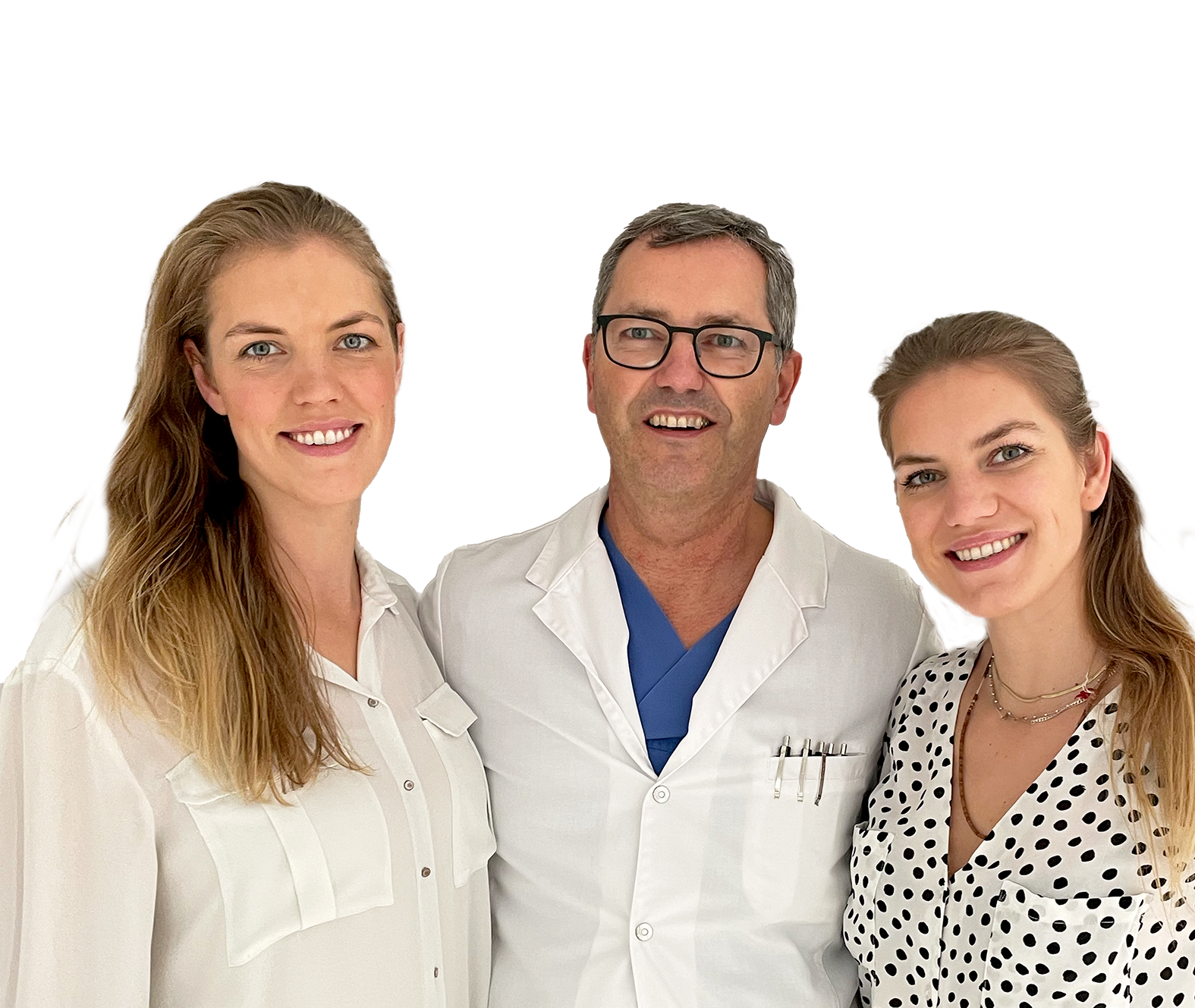Drei lächelnde Personen, zwei Frauen und ein Mann in weißem Arztkittel mit Brille, vor schwarzem Hintergrund.