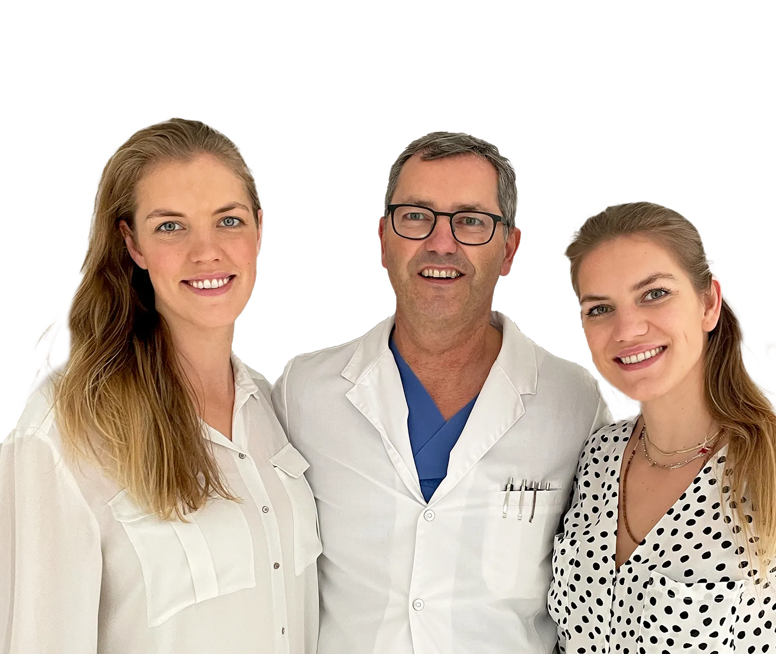 Drei lächelnde Personen, zwei Frauen und ein Mann in weißem Arztkittel mit Brille, vor schwarzem Hintergrund.