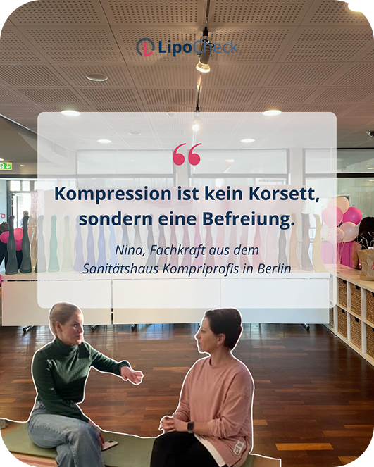 Zwei Frauen sitzen im Gespräch in einem Sanitätshaus mit Kompressionsstrümpfen im Hintergrund. Text darüber: Kompression ist kein Korsett, sondern eine Befreiung. Zitat von Nina, Fachkraft aus dem Sanitätshaus Kompriprofis in Berlin.