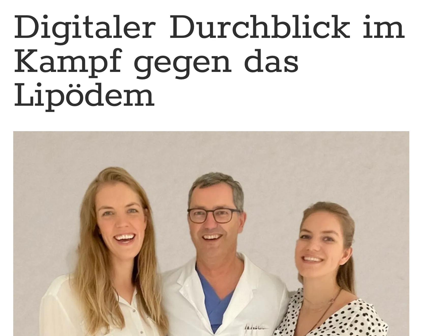 Drei lächelnde Personen, eine Frau in weißer Bluse, ein Mann im weißen Arztkittel mit Brille und eine Frau in gepunkteter Bluse vor hellem Hintergrund.