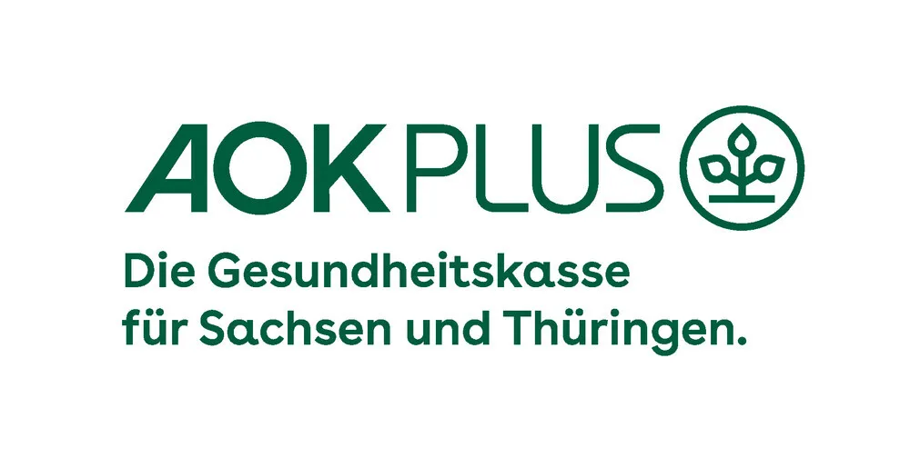 Logo von AOK PLUS mit grünem Schriftzug und dem Slogan Die Gesundheitskasse für Sachsen und Thüringen.