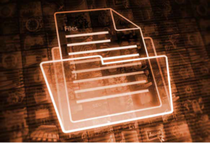 Leuchtendes, transparenter Aktenordner mit einem Dokument im Hintergrund vor einem dunklen, digitalen Datenhintergrund.