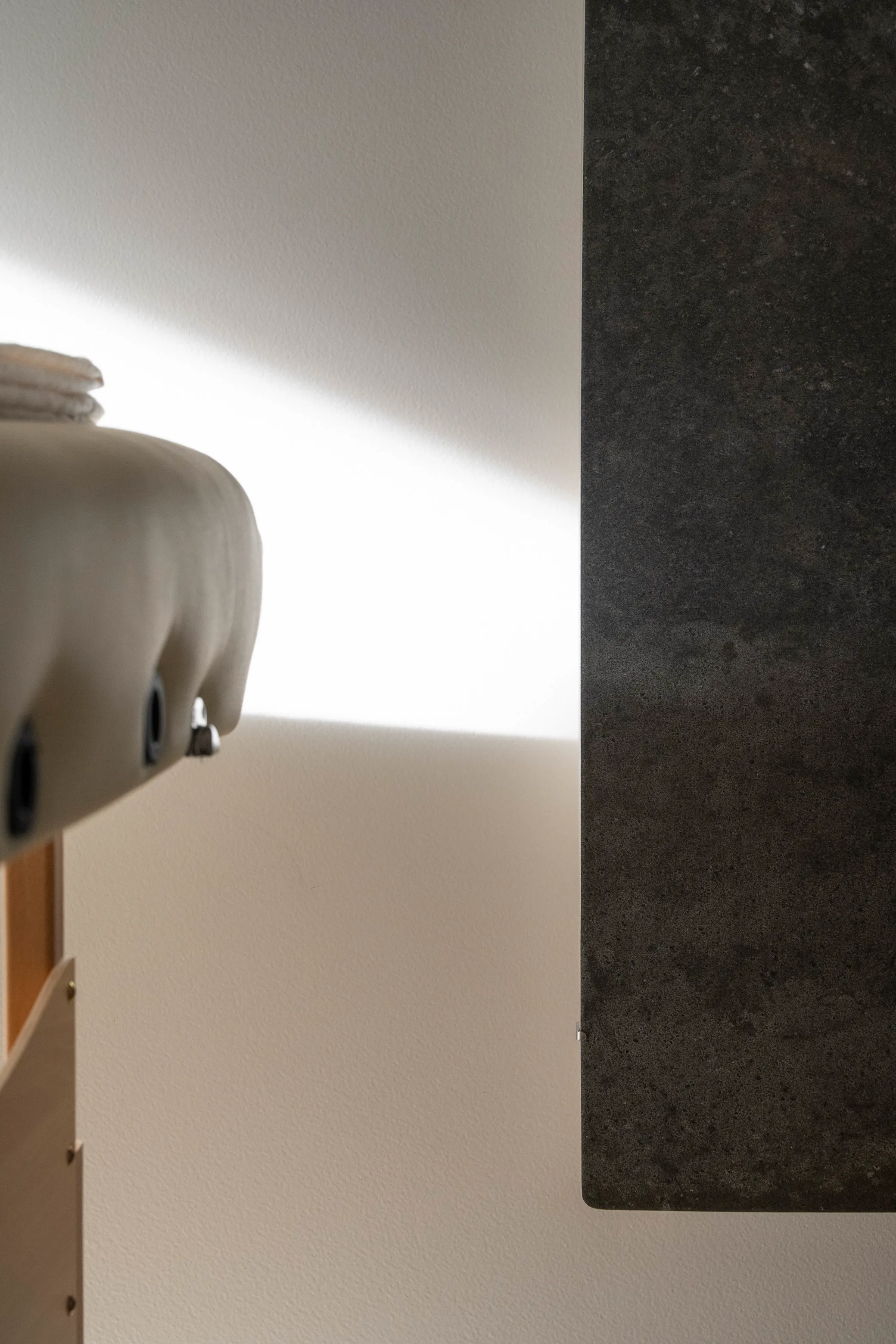 Photo d'ardoise, matériau noble utilisé au cabinet de centre de bien-être plurisdisciplinaire et holistique RESSOURCES à Biarritz