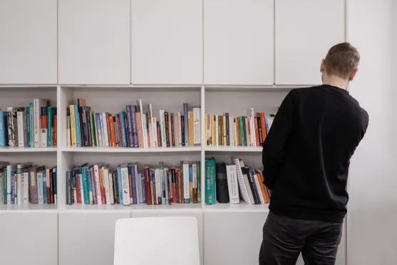 Ein Bild von Dr. Thomas Peter vor einem Bücherregal-