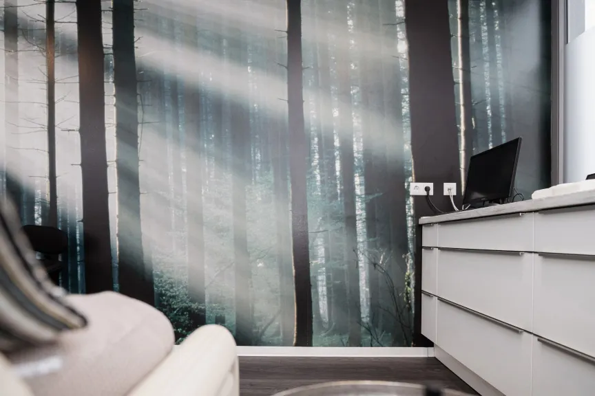 Ein Bild von einem Behandlungszimmer mit Waldtapete.