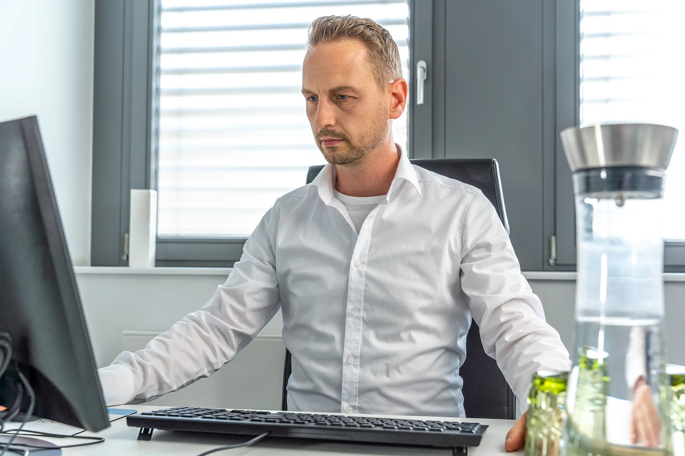 Ein Bild von Dr. Thomas Peter bei der Online-Beratung.