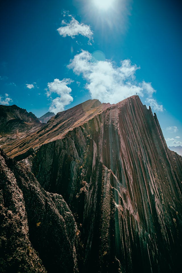 Foto de Jean Pixels: https://www.pexels.com/es-es/foto/sol-rocas-colina-alto-19243525/