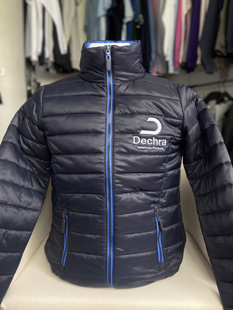 Doudoune personnalisée brodée avec logo Dechra sur la poitrine