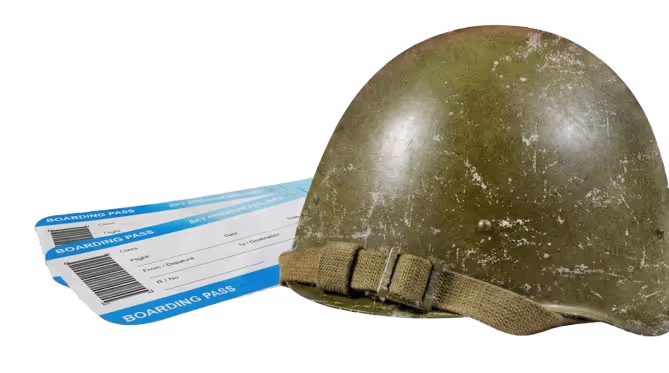 Soldatenhelm und Flugtickets