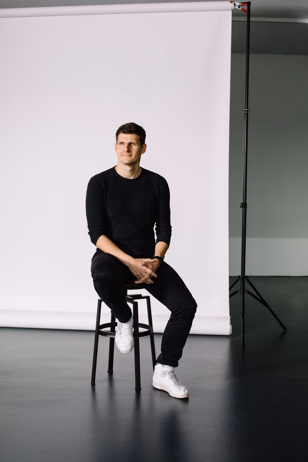 Nico Gramenz sitzt auf Stuhl