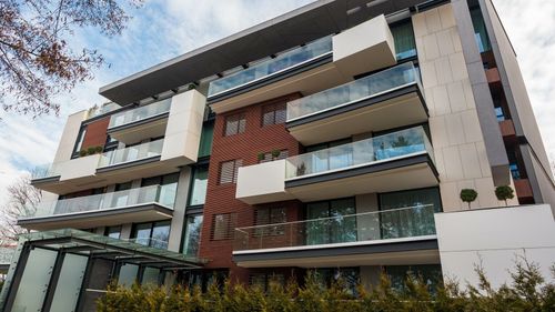 Moderne Immobilie mit Balkonen