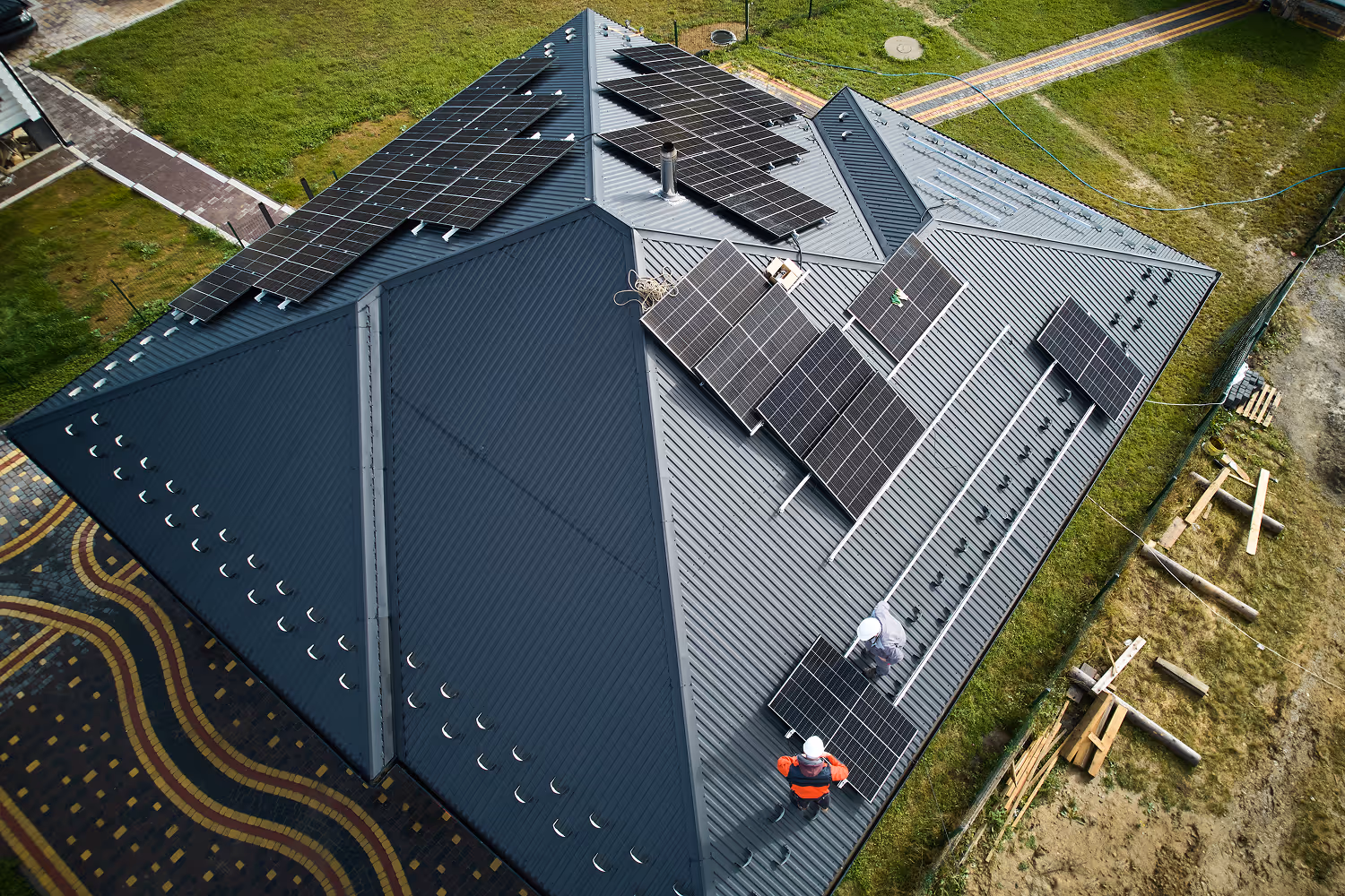 Primjer samoodrživog seoskog domaćinstva koje koristi solarne panele za električnu energiju, punjenje električnog vozila i poljoprivredne potrebe.