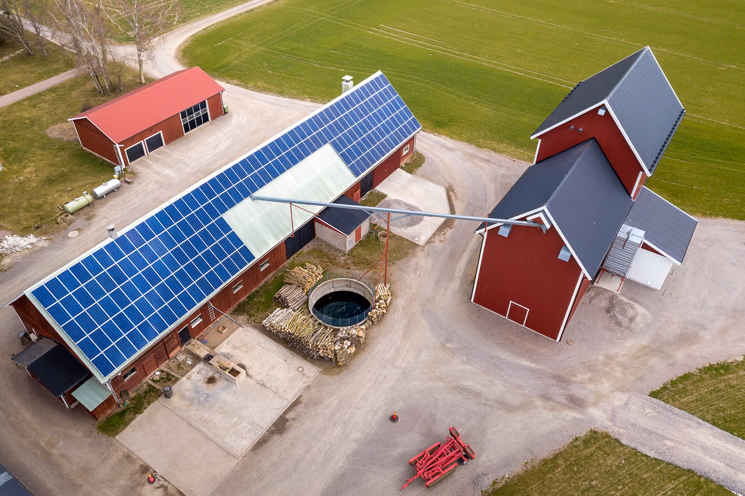 Solarni paneli na seoskoj kući kao dio samoodrživog energetskog sustava