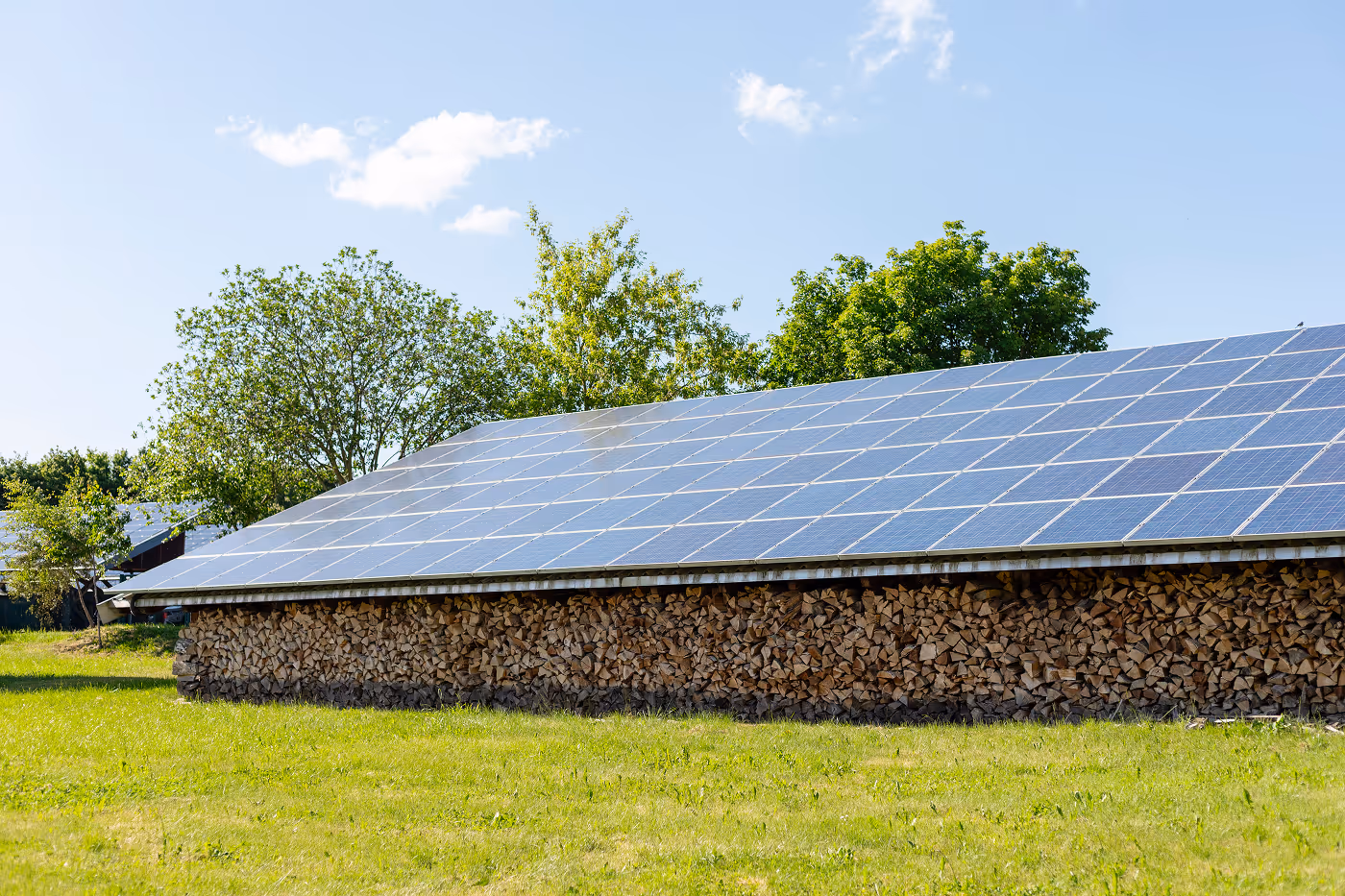 Solarni paneli na seoskoj kući koji obezbeđuju električnu energiju za domaćinstvo i smanjenje troškova struje.