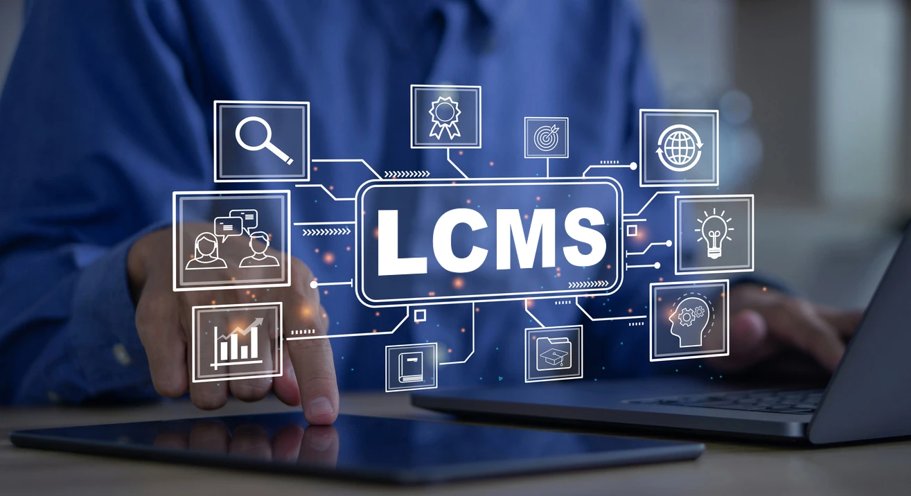 LCMS écrit au milieu avec plusieurs icones autour : ampoules qui s'alume, cerveaux, certificat,... Quelqu'un tape sur un ordinateur en fond