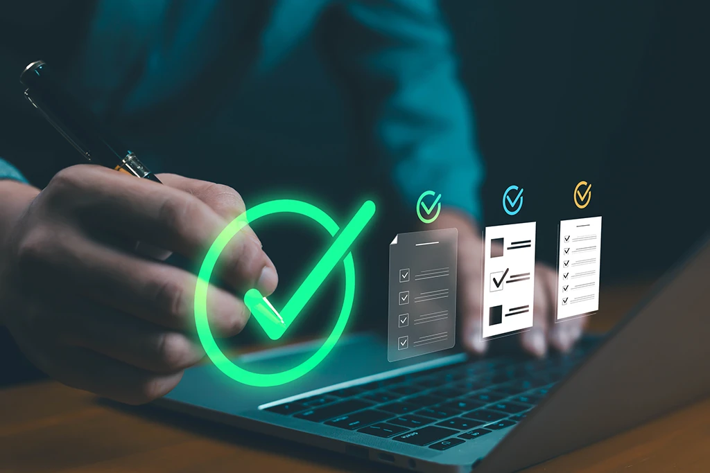 Visuel d'une personne devant son ordinateur préparant un onboarding client