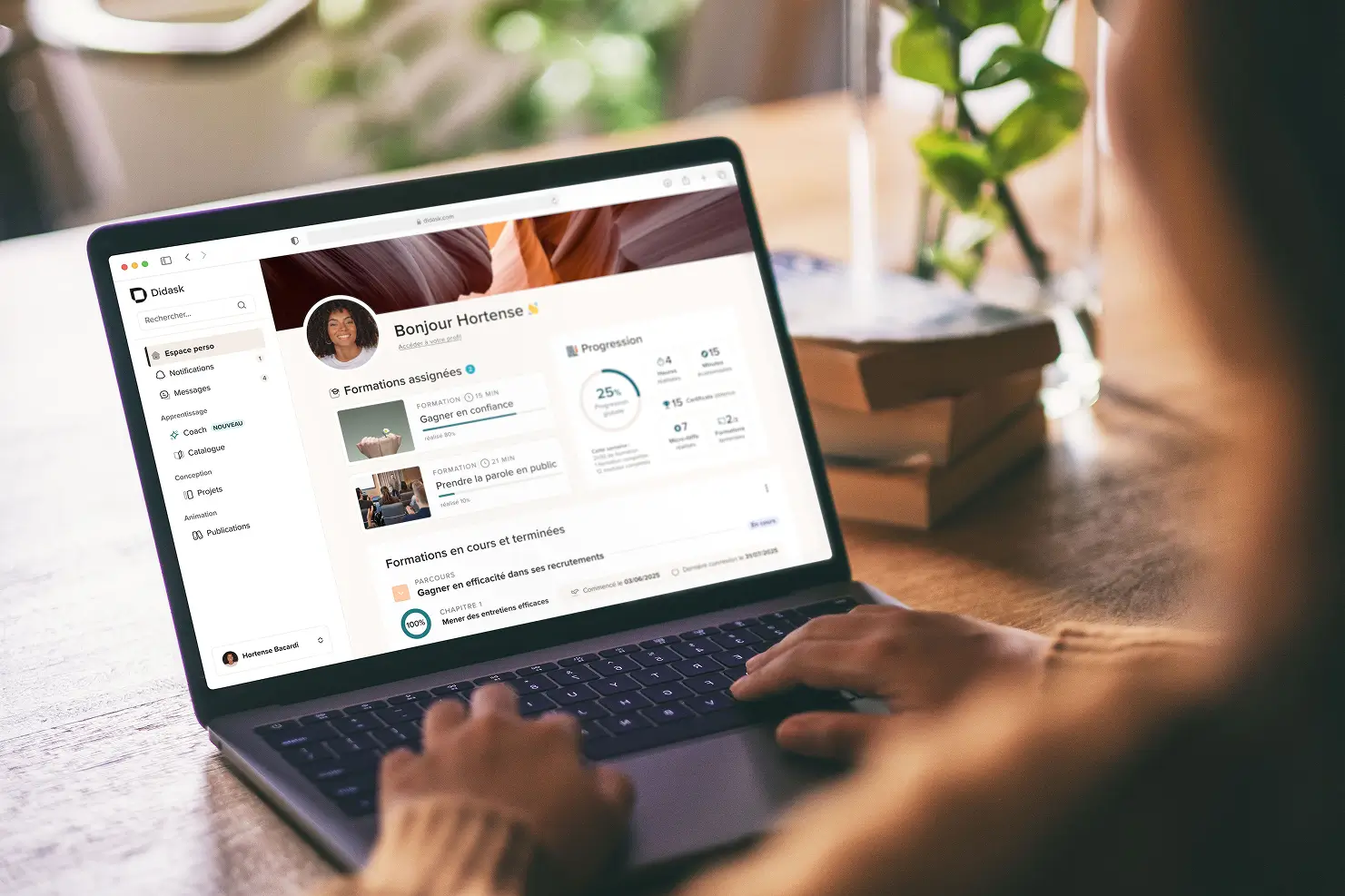 Visuel d'une personne devant la solution Didask Training