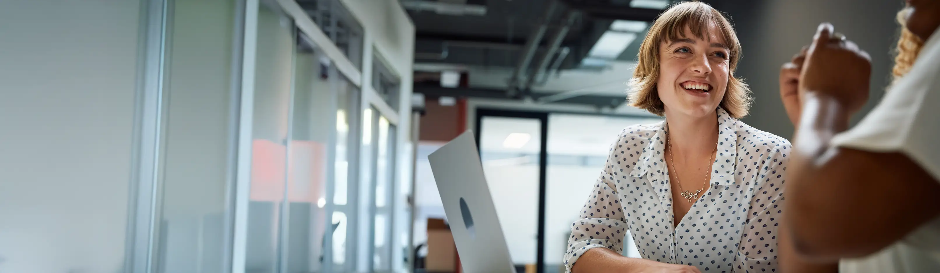 Visuel de deux personnes rigolant au travail