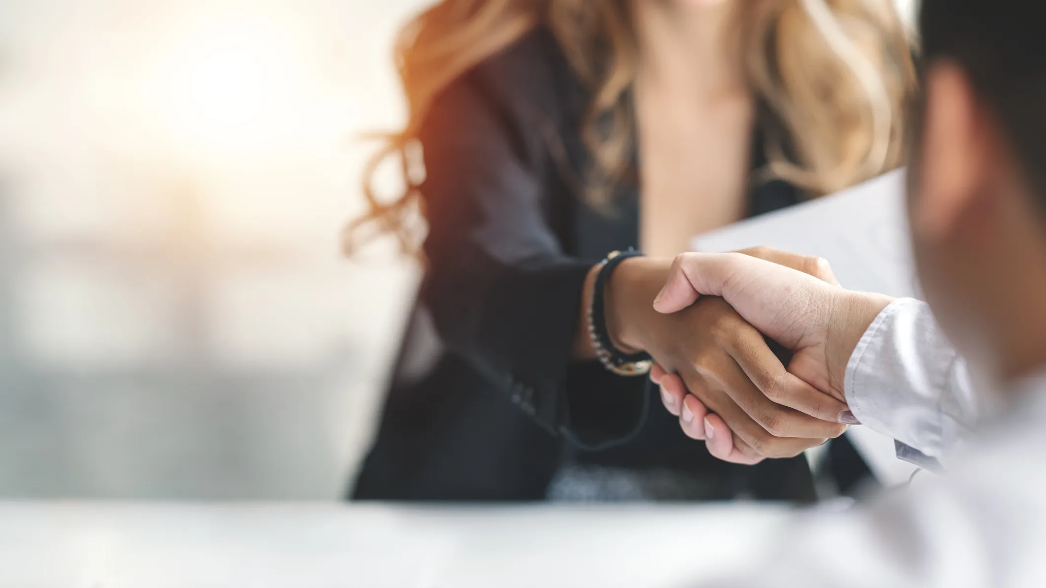 Visuel de 2 personnes se serrant la main