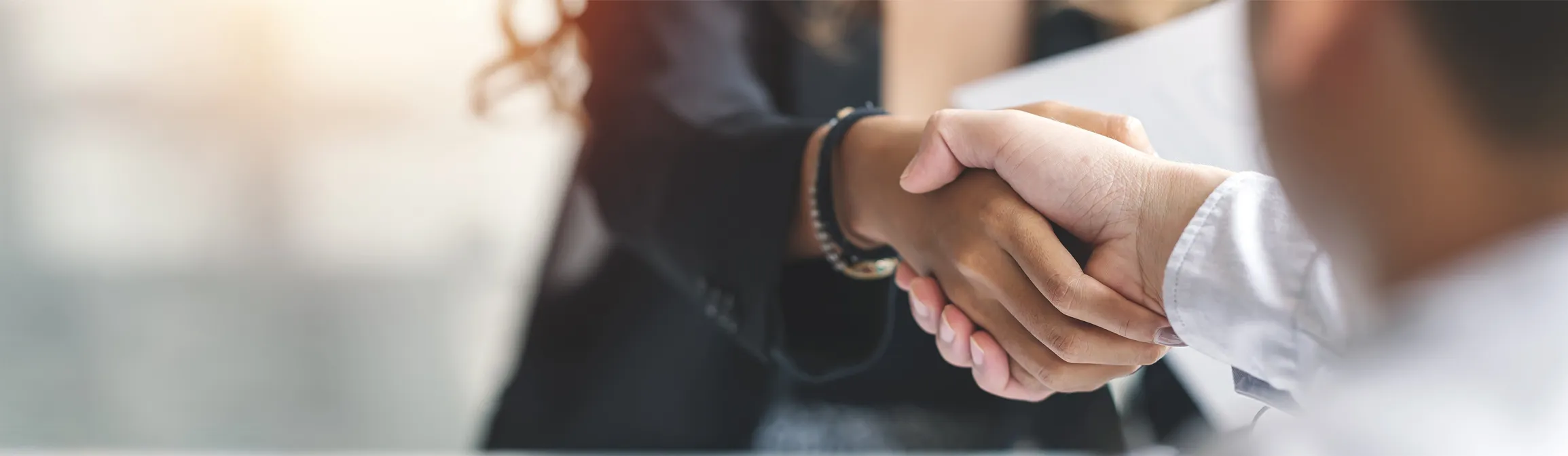 Visuel de 2 personnes se serrant la main