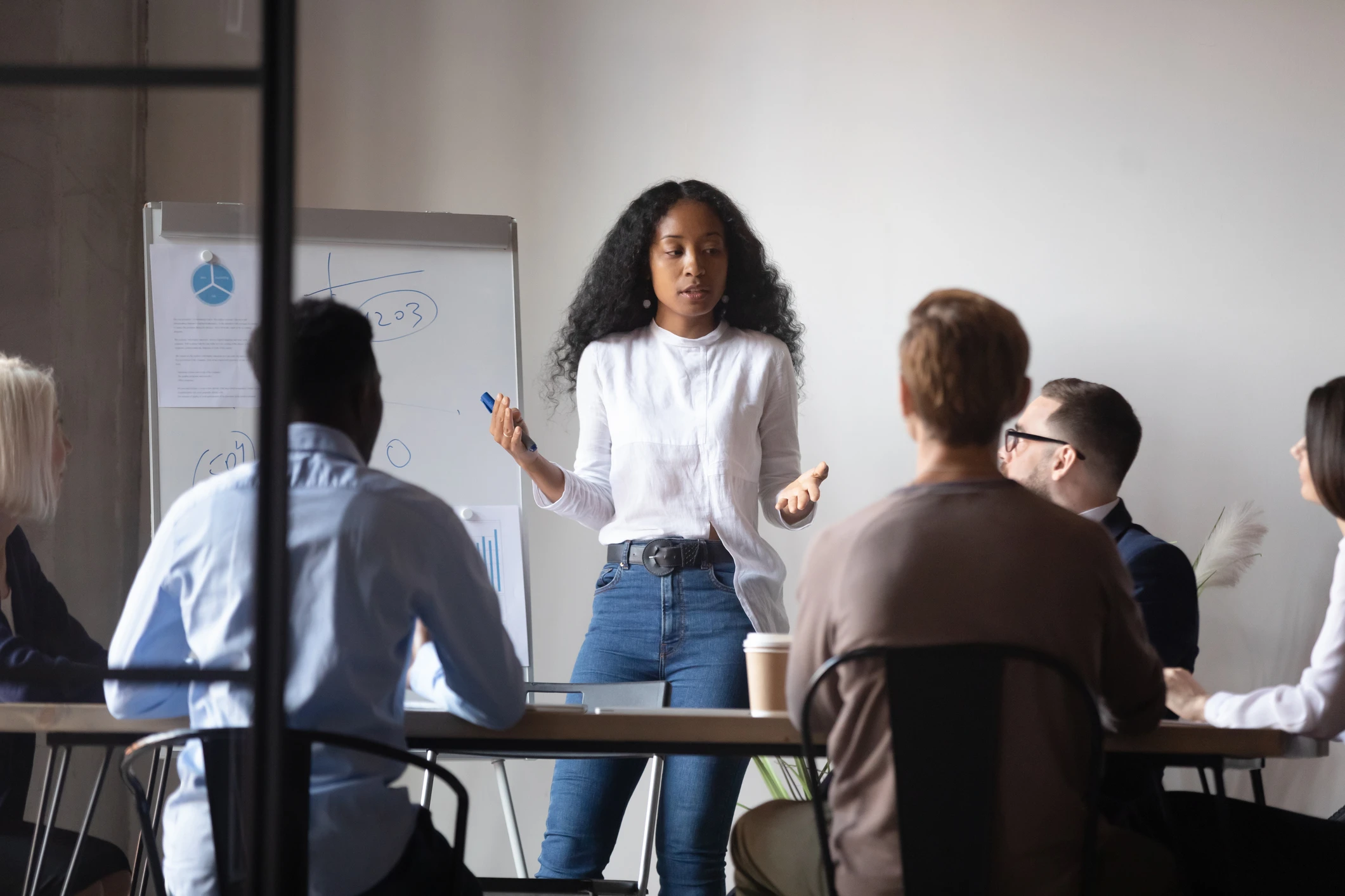 Visuel d'une personne formant 4 autres personnes