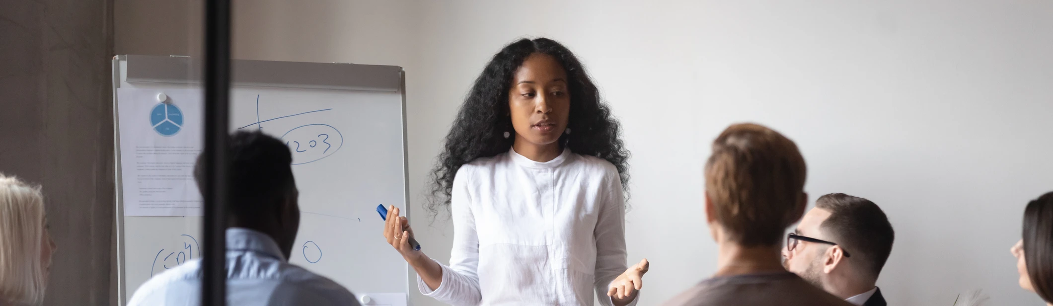 Visuel d'une personne formant 4 autres personnes