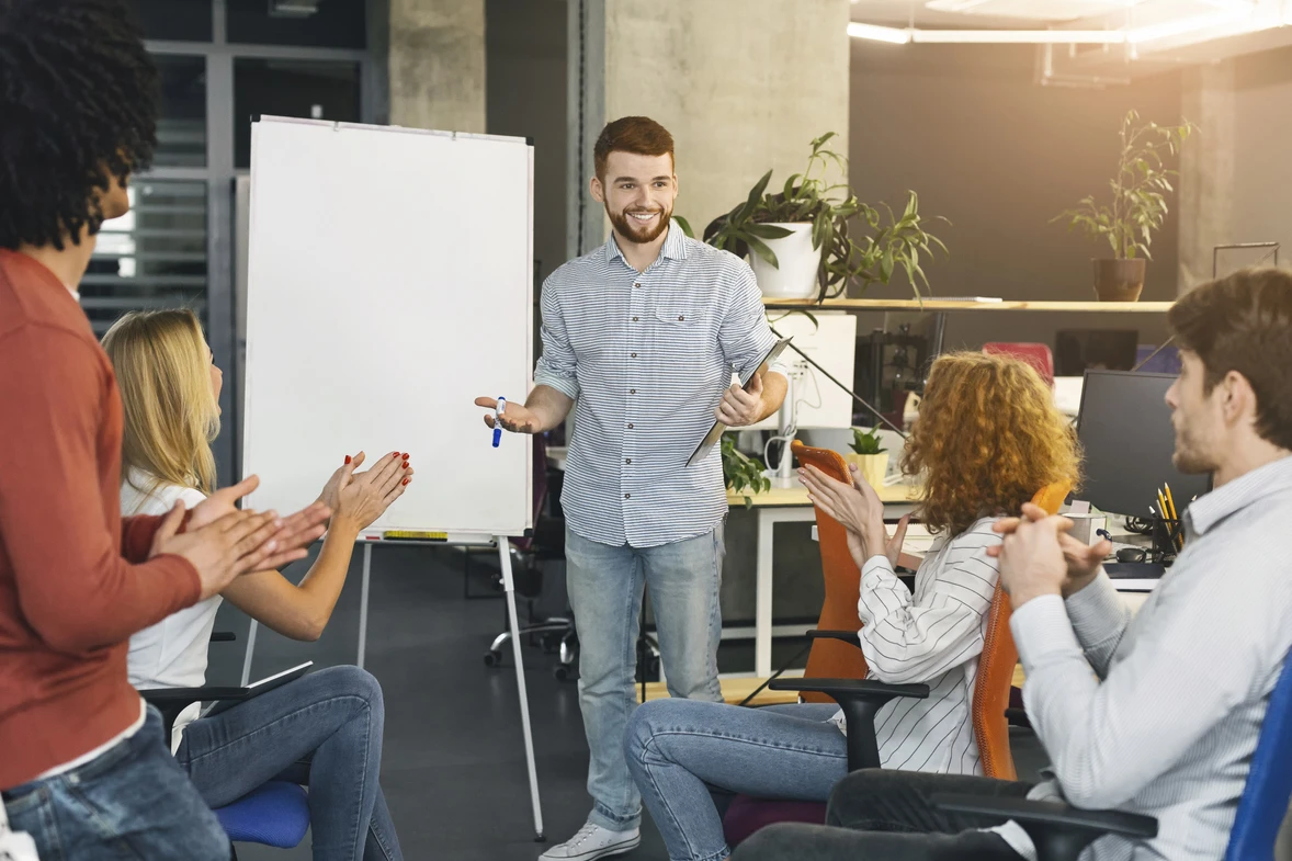 Visuel d'une personne enseignant à 4 autres personnes dans une salle