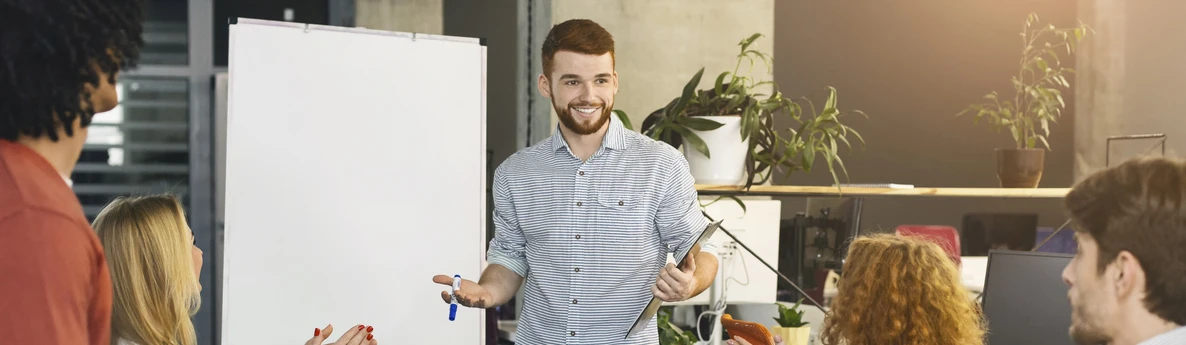 Visuel d'une personne enseignant à 4 autres personnes dans une salle