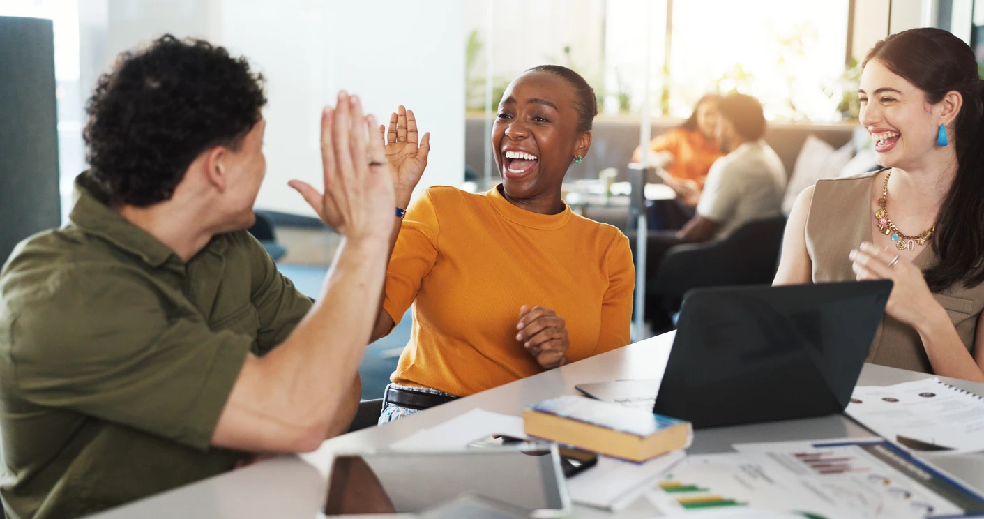 Visuel de 3 personnes rigolant ensemble