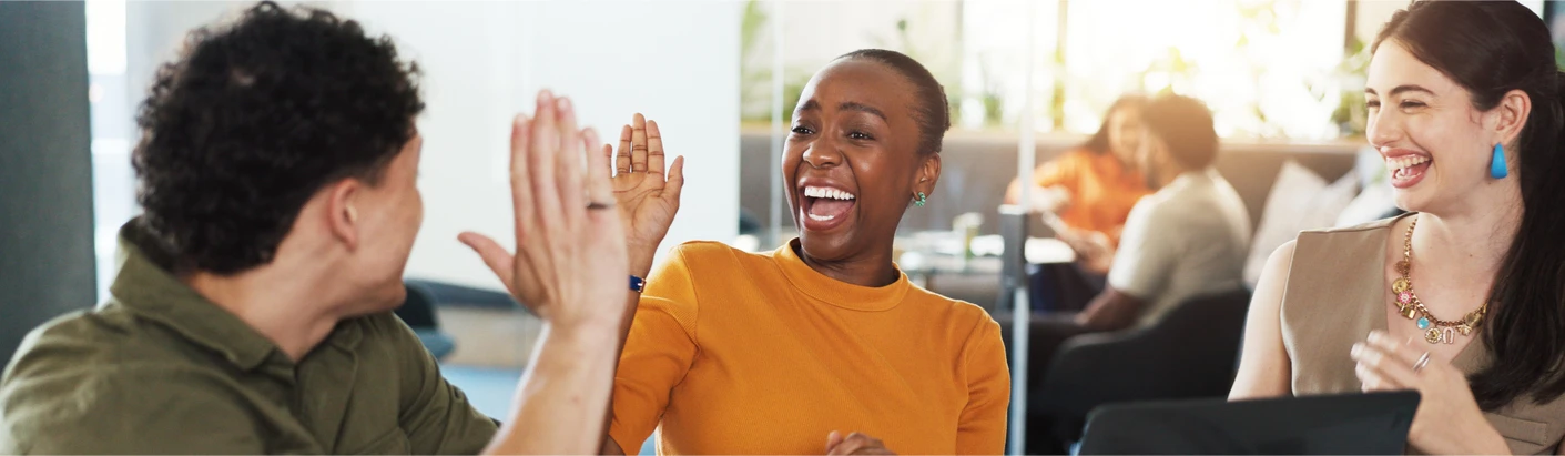 Visuel de 3 personnes rigolant ensemble
