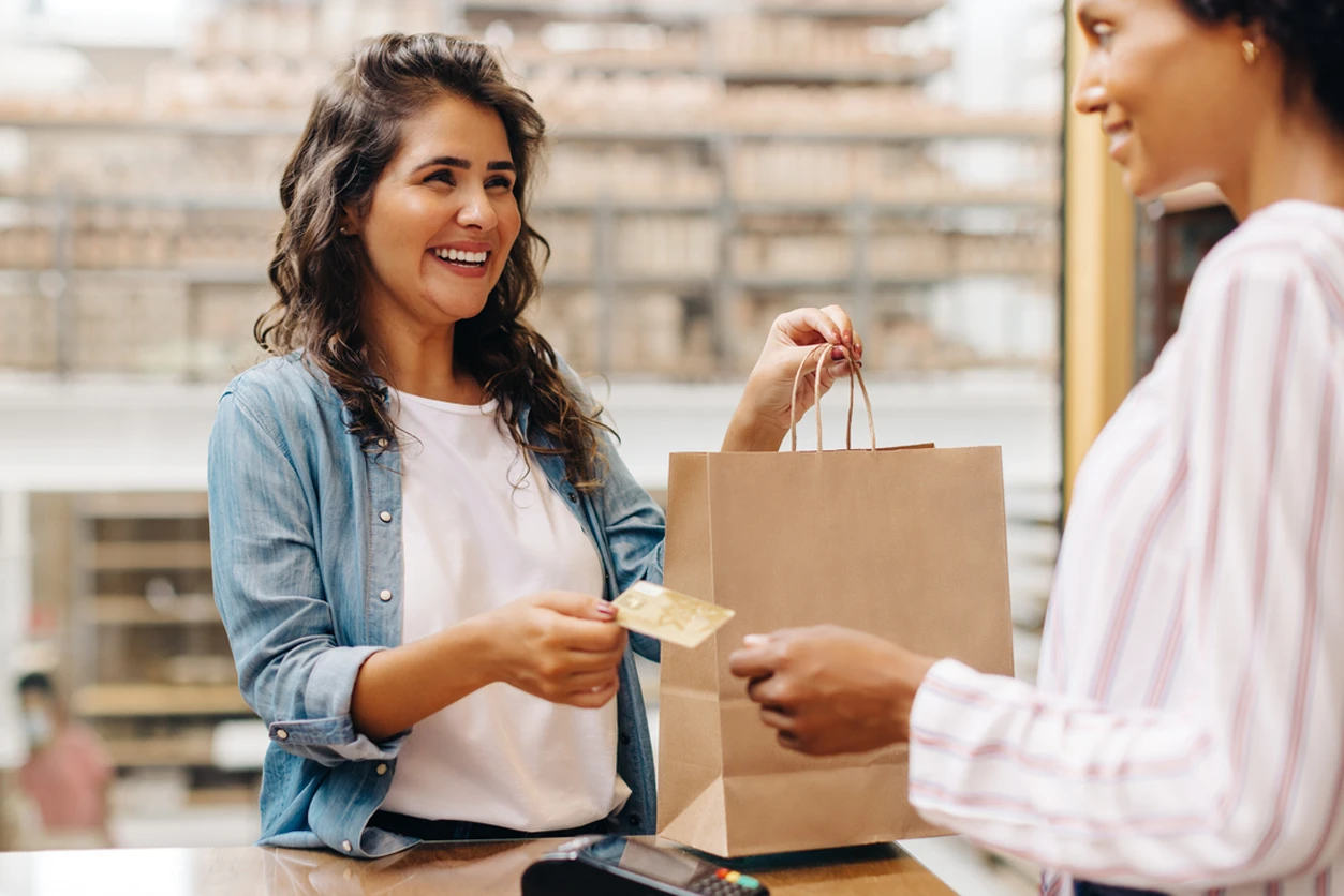 Visuel d'une personne à la caisse payant par carte