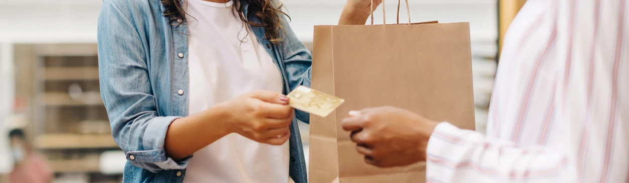 Visuel d'une personne à la caisse payant par carte