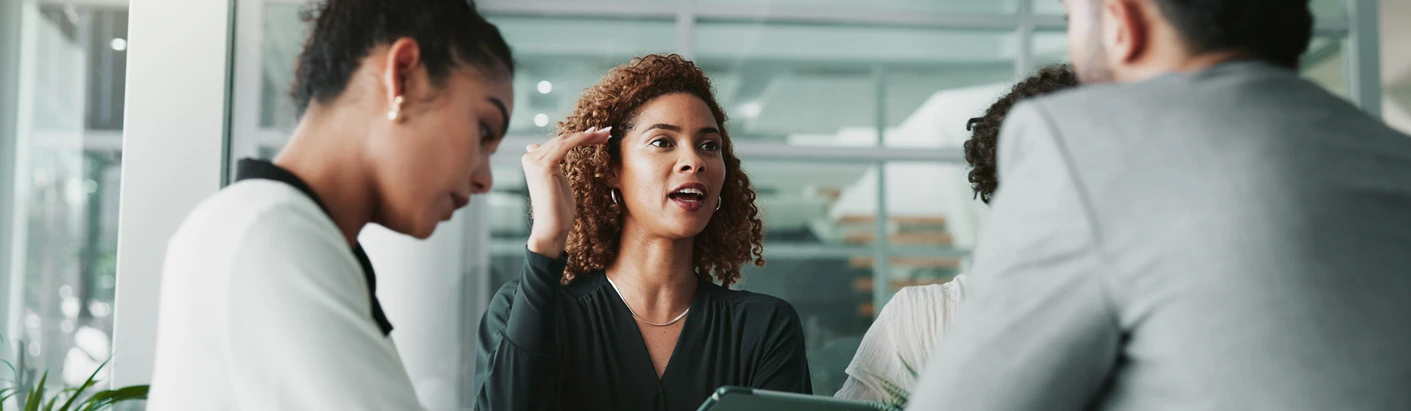 Visuel de 3 personnes discutant ensemble