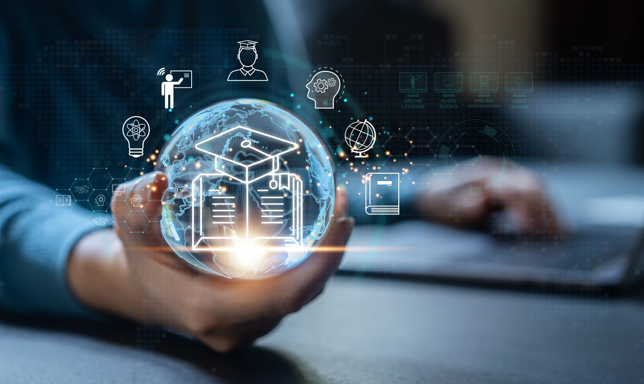 Visuel d'une personne tenant une boule avec des informations 