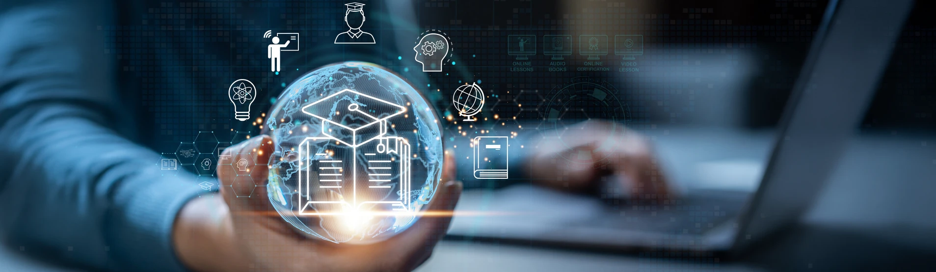 Visuel d'une personne tenant une boule avec des informations 