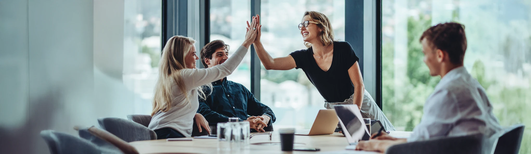 Visuel de quelques personnes dans un bureau