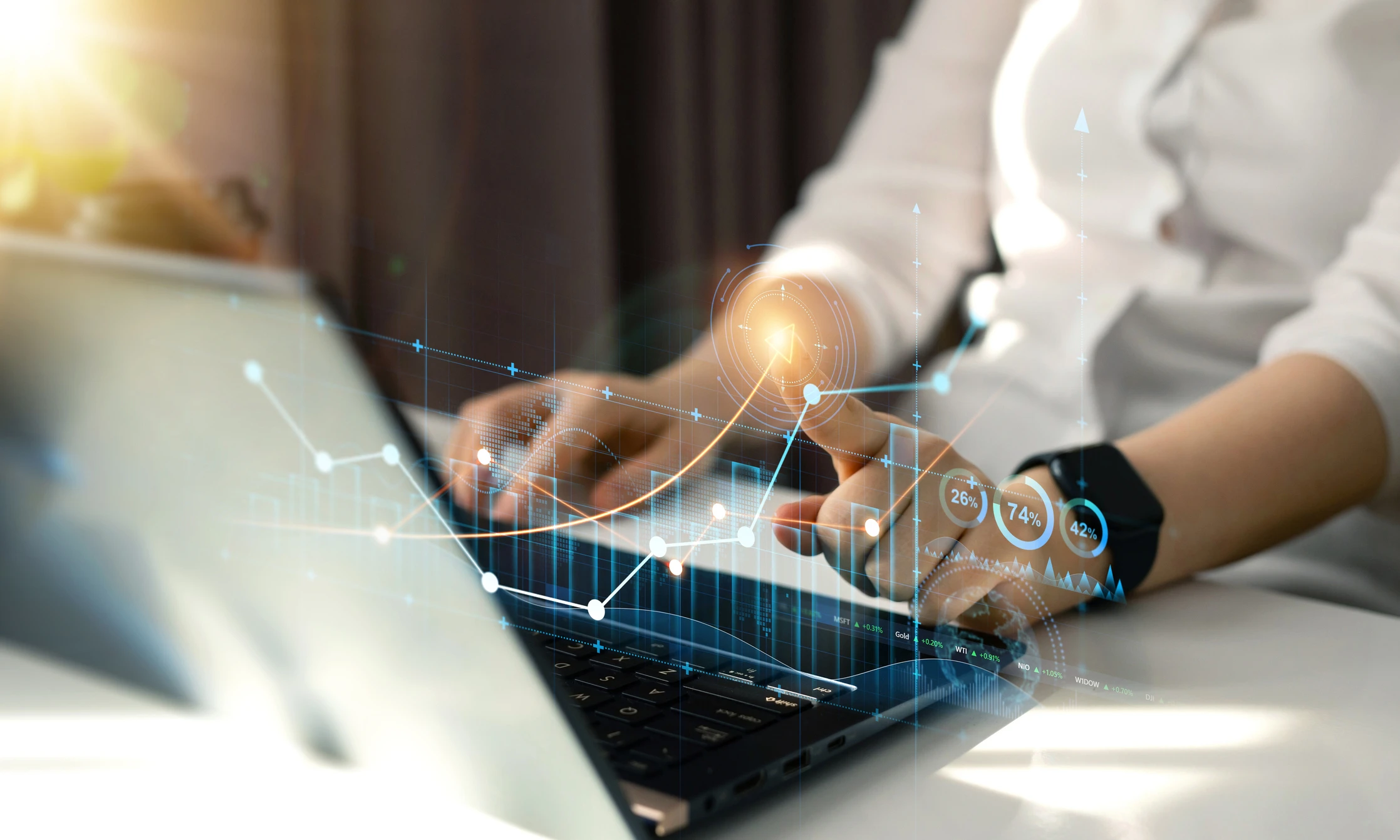 Visuel d'une personne devant son pc